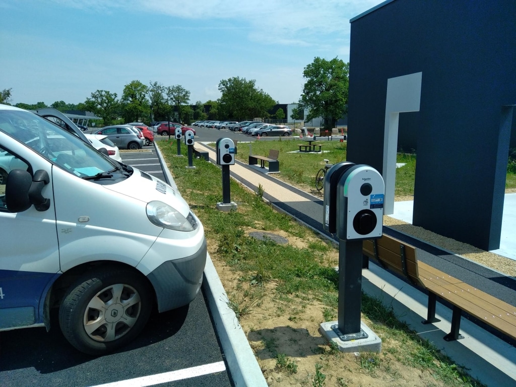 installateur borne de recharge vendée avec solution clé en main pour professionnels