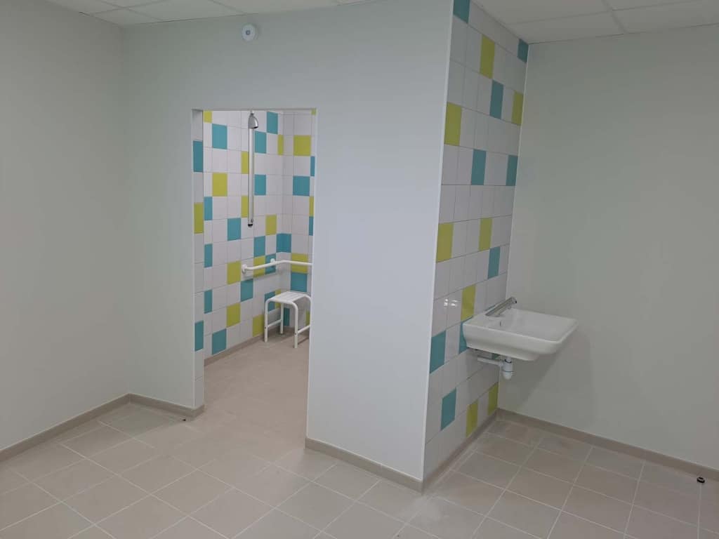 Installation espaces sanitaires PMR par Ouvrard, expert en plomberie industrielle en Vendée