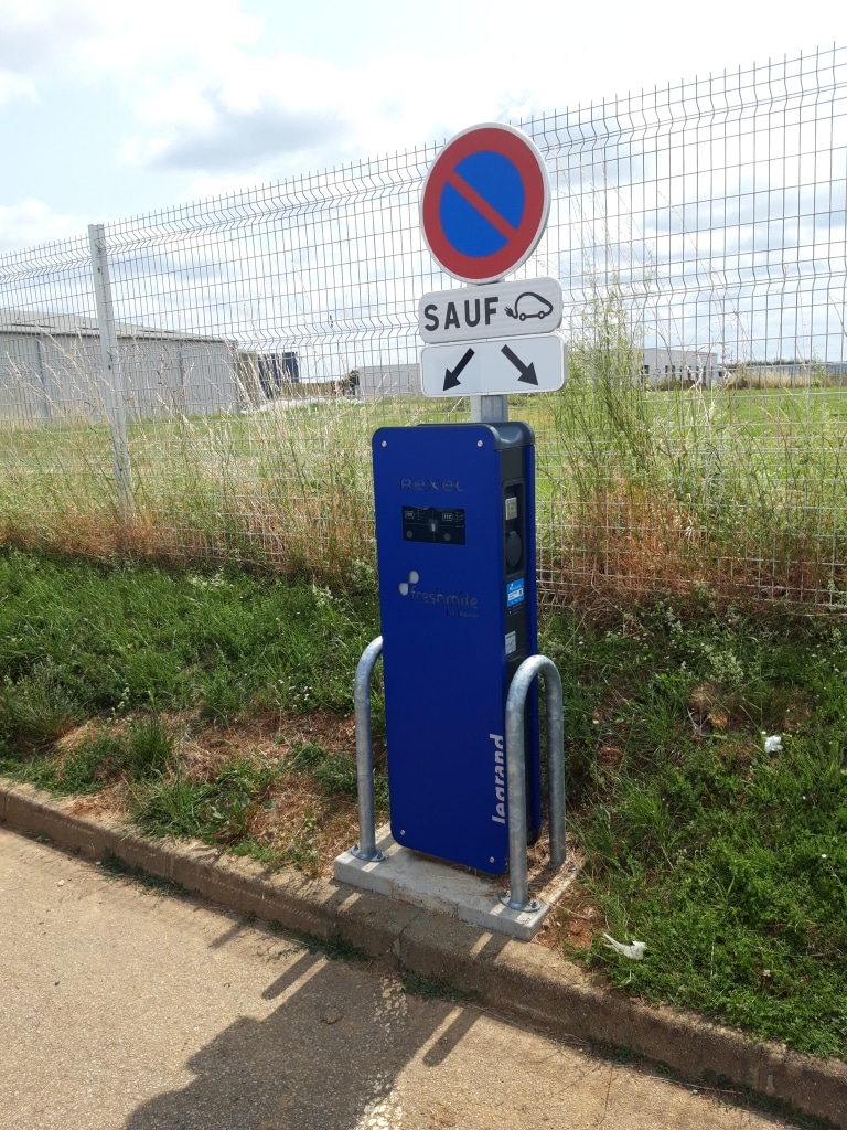 Borne recharge véhicule électrique