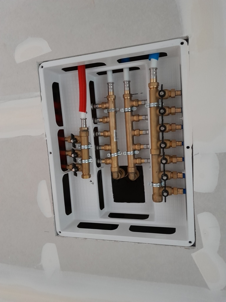 Collecteurs Sanitaire et chauffage encastrés par Ouvrard expert en plomberie Les Herbiers