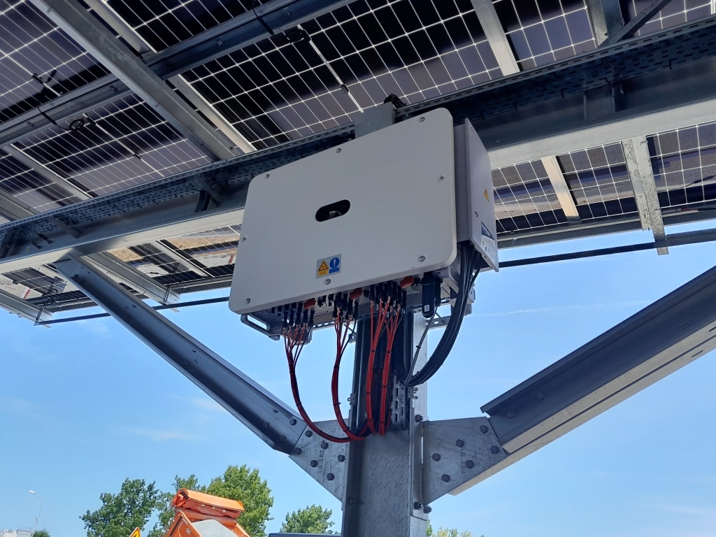 Pose onduleur photovoltaïque par Ouvrard, installateur panneaux photovoltaïques en Vendée