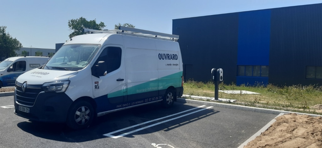 Borne de recharge panneaux solaires Les Herbiers