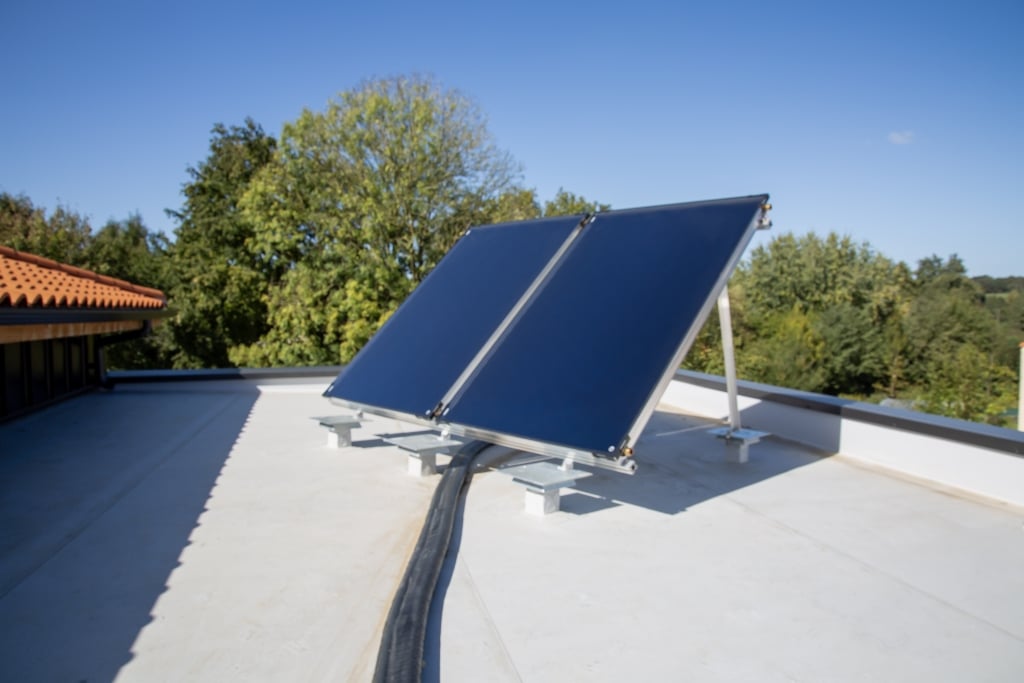 Pose panneaux solaires thermique par Ouvrard, installateur panneaux photovoltaïques en Vendée