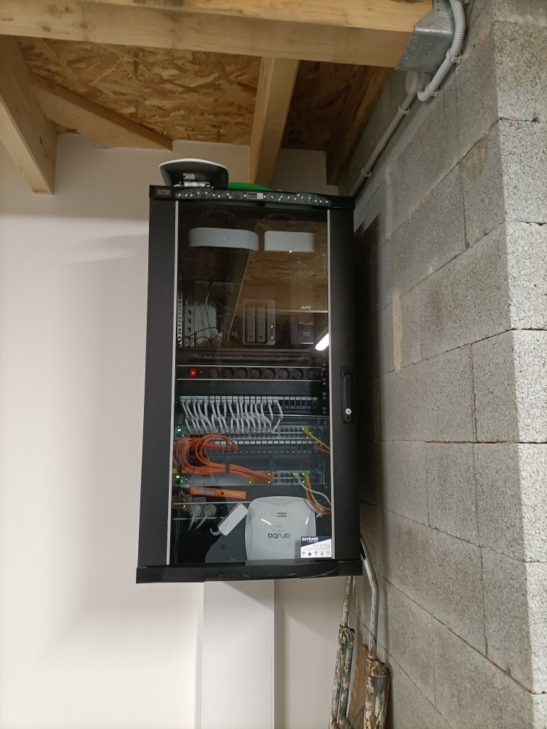 Installation baie de brassage par Ouvrard, électricien Les Herbiers