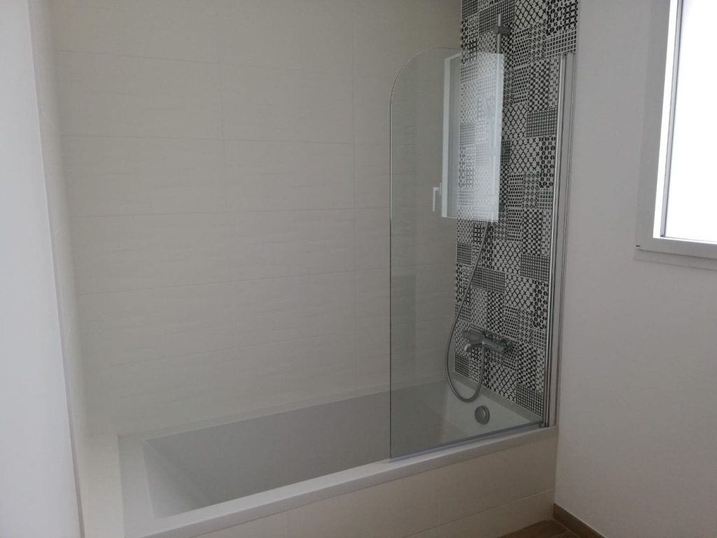 Pose baignoire par Ouvrard expert en plomberie Les Herbiers