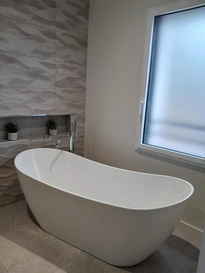 Installation baignoire Ilot par Ouvrard, expert en plomberie Les Herbiers
