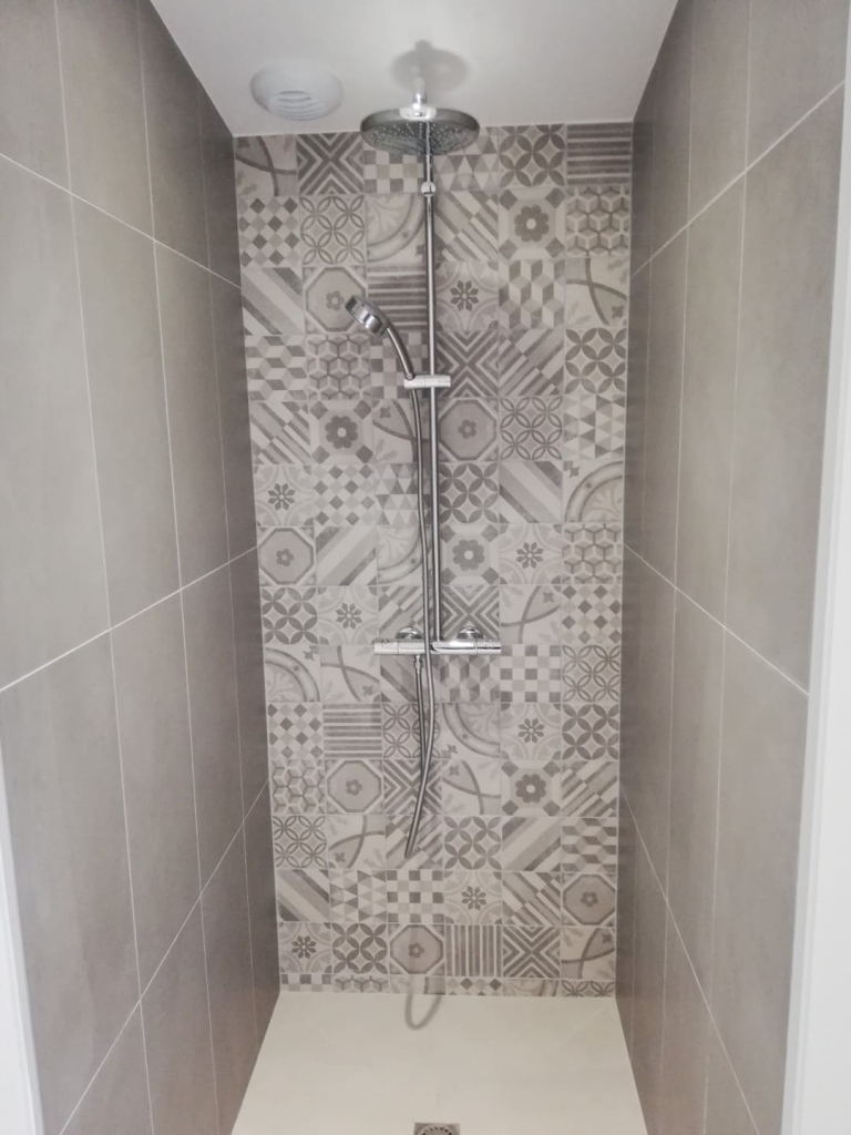Pose Colonne de douche par Ouvrard expert en plomberie Les Herbiers