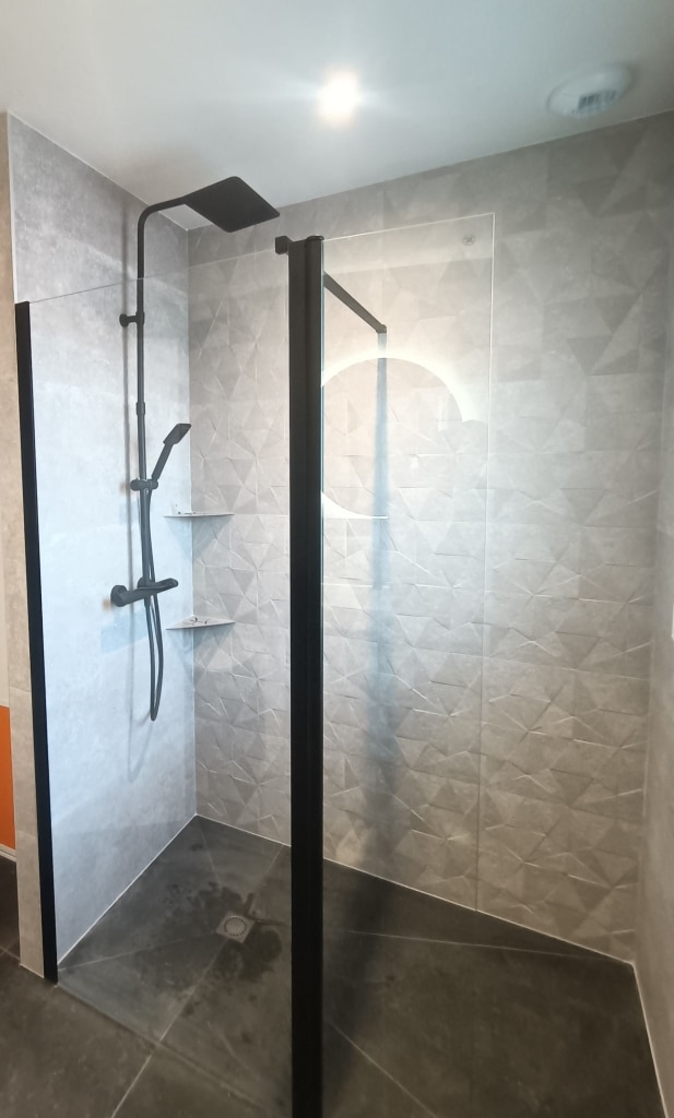 Pose paroi de douche par Ouvrard expert en plomberie Les Herbiers