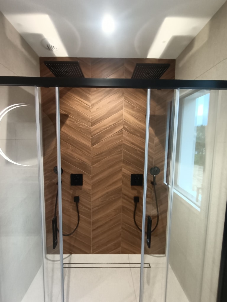 Pose double douches encastrées par Ouvrard expert en plomberie Les Herbiers