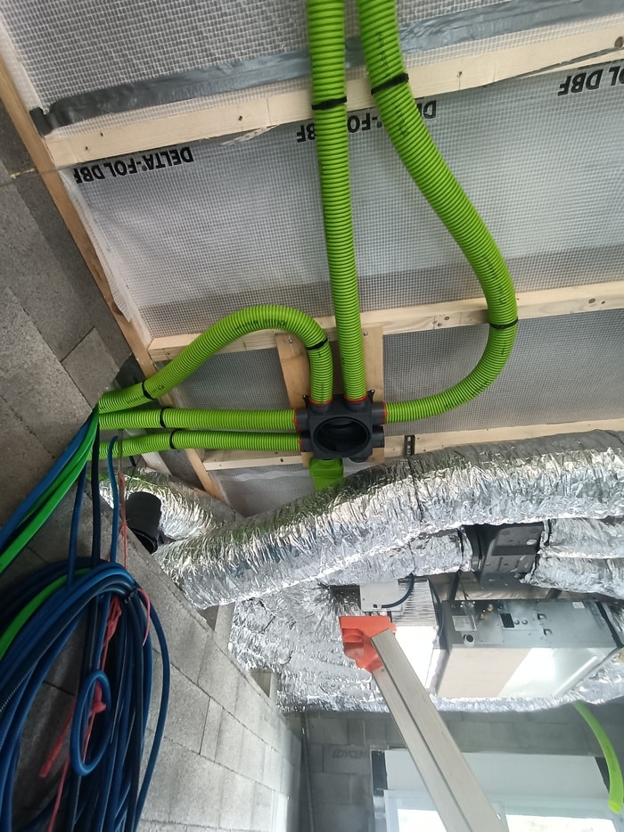 technicien en intervention sur climatisation vendée