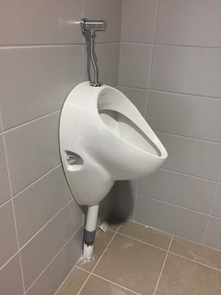 Pose urinoir par Ouvrard, expert en plomberie industrielle en Vendée