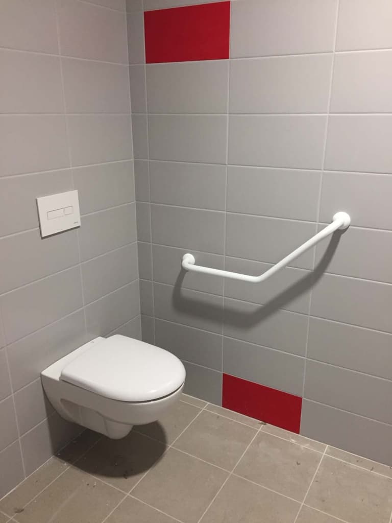 Pose WC PMR par Ouvrard, expert en plomberie industrielle en Vendée