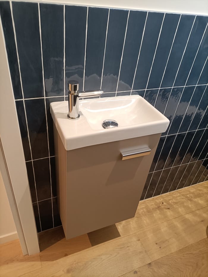 Pose lave-mains par Ouvrard expert en plomberie Les Herbiers