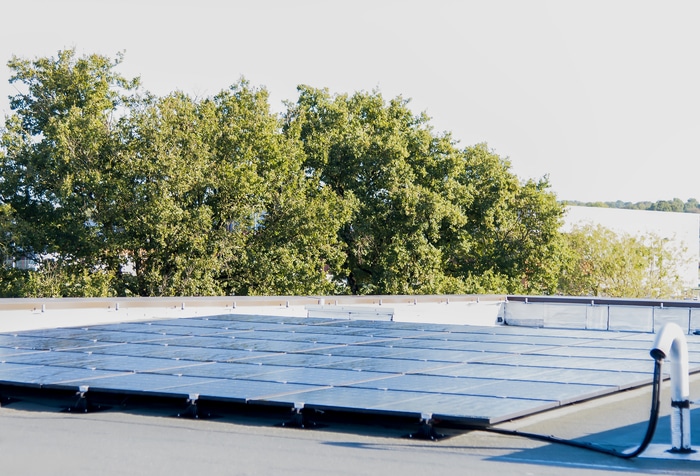 Ouvrard installateur panneaux photovoltaïques Vendée sur toiture bâtiment