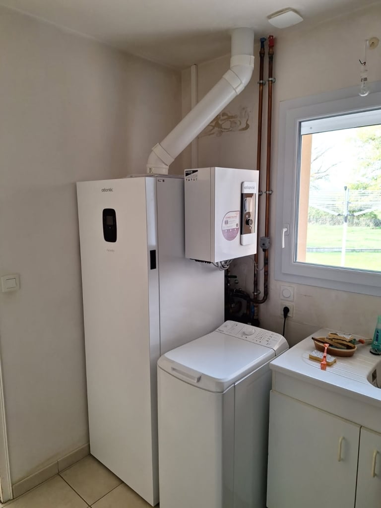 pose d’une pompe à chaleur les herbiers par un technicien