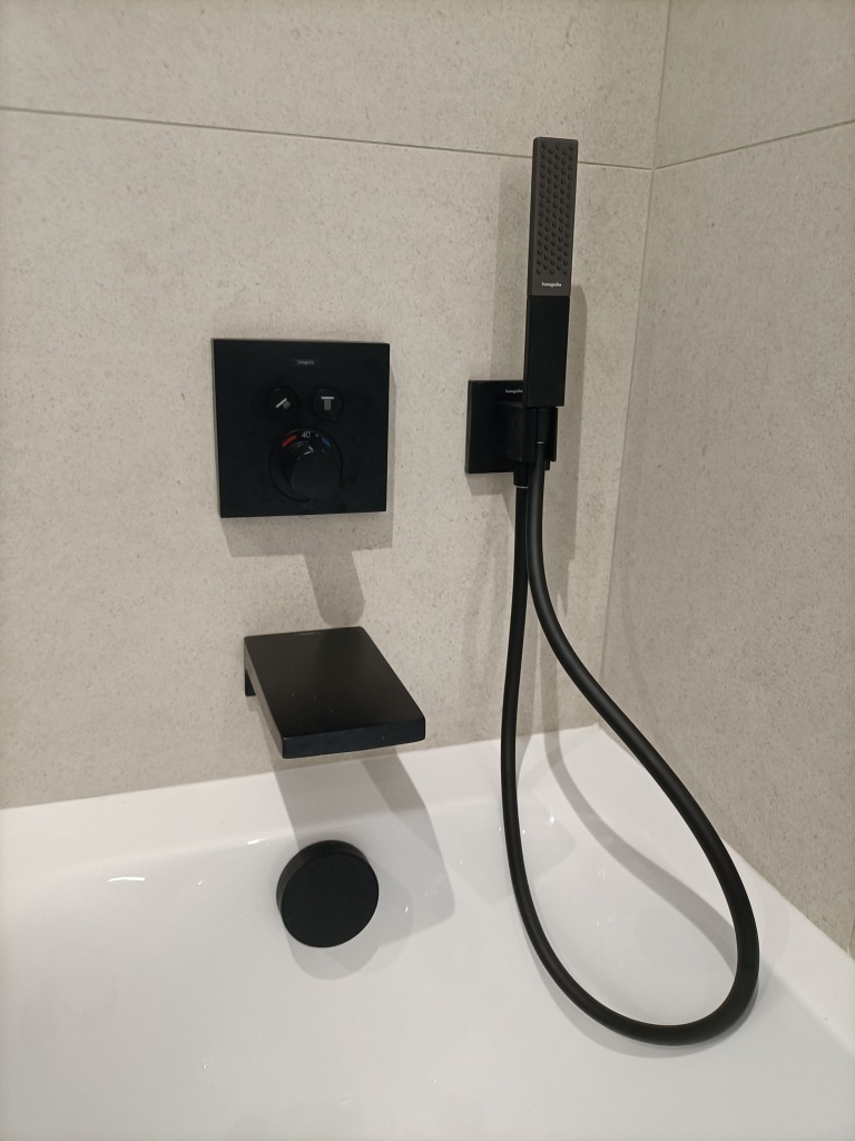 Pose robinetterie baignoire par Ouvrard Plombier Vendée