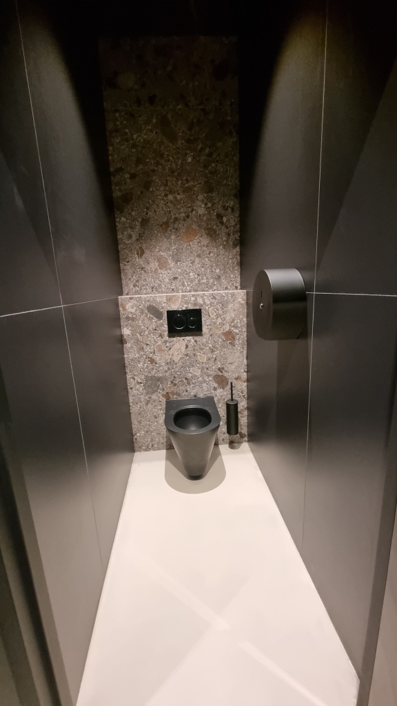 Pose WC suspendu par Ouvrard, expert en plomberie industrielle en Vendée