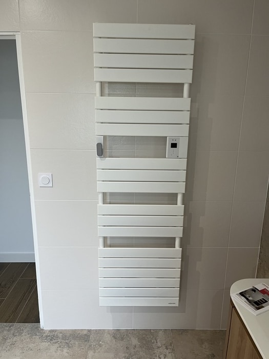 Pose sèche serviettes avec Ouvrard, expert en système de chauffage vendée