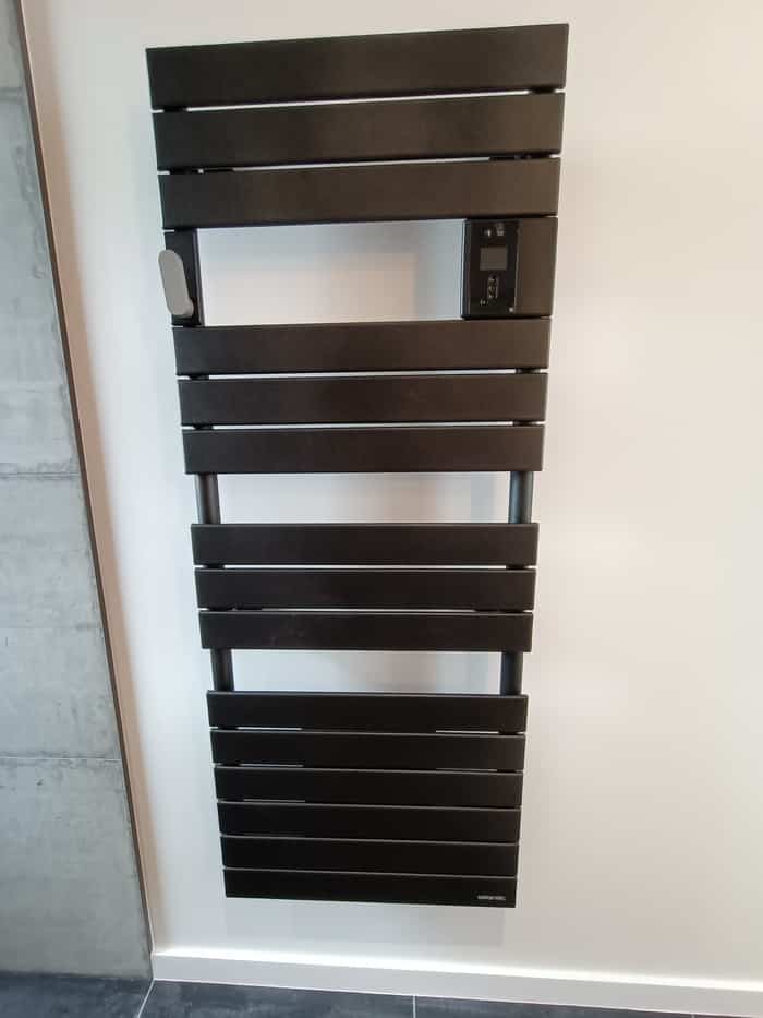 Pose sèche serviettes électrique avec Ouvrard, expert en système de chauffage vendée