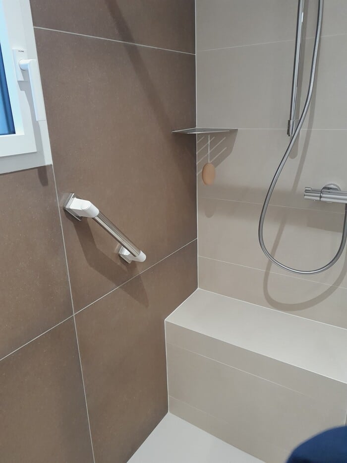 Pose de douche PMR par Ouvrard plomberie Les Herbiers