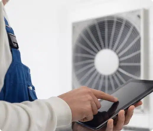 technicien effectuant un dépannage plomberie vendée sur site